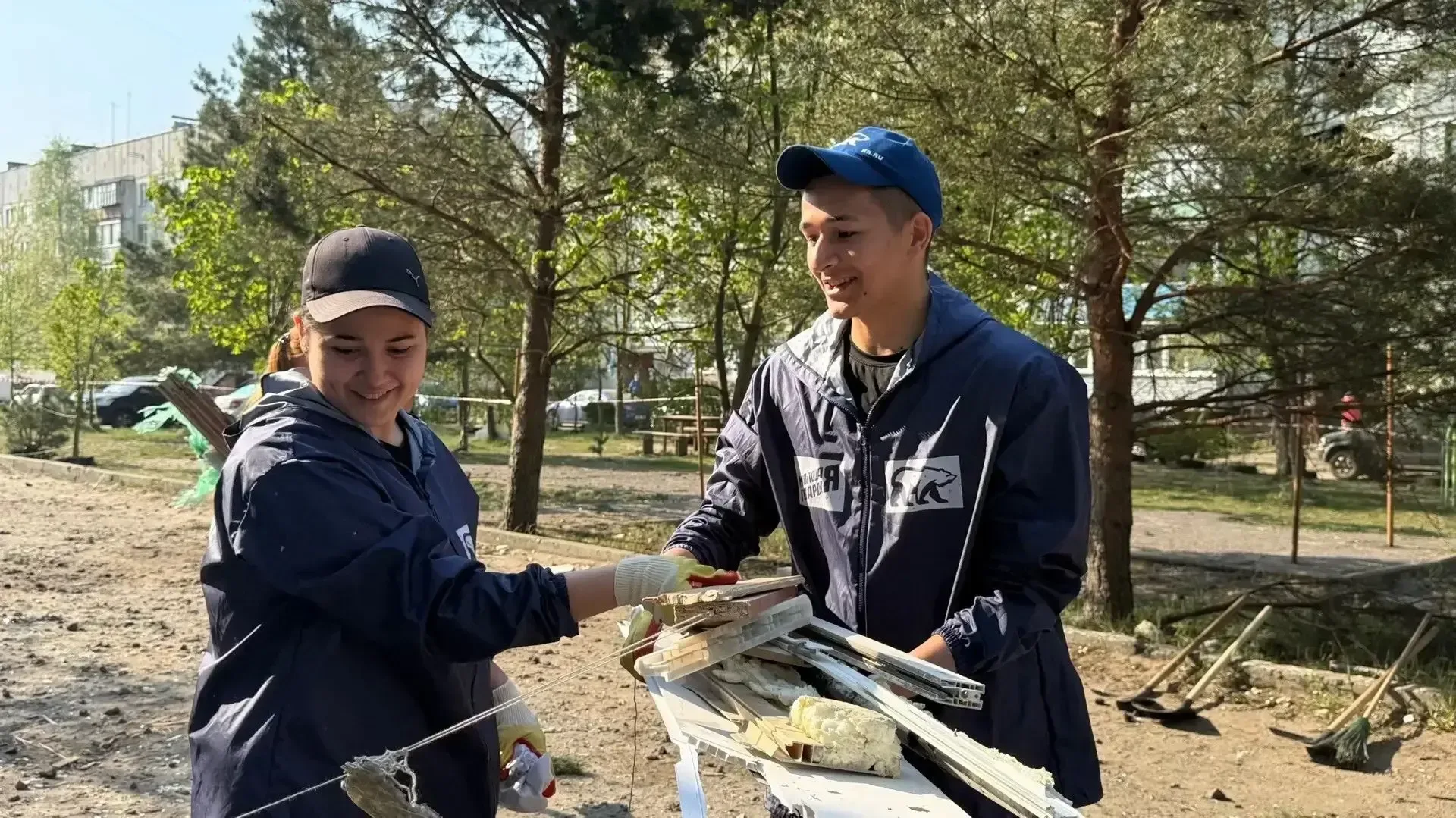 ⚡️ Волонтёры #МЫВМЕСТЕ помогли устранить последствия атаки БПЛА в Брянске  После ударов по городу на