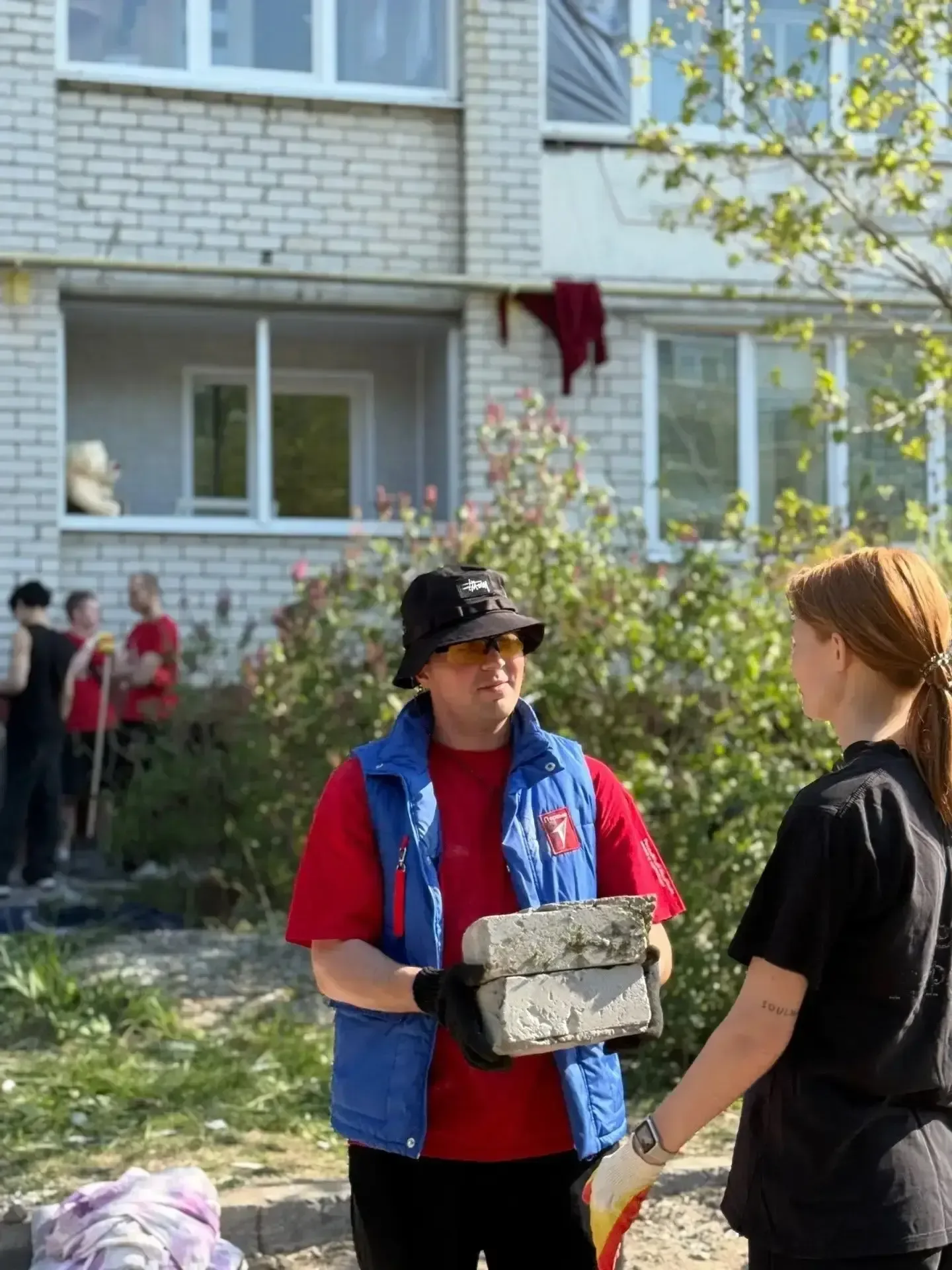 ⚡️ Волонтёры #МЫВМЕСТЕ помогли устранить последствия атаки БПЛА в Брянске  После ударов по городу на
