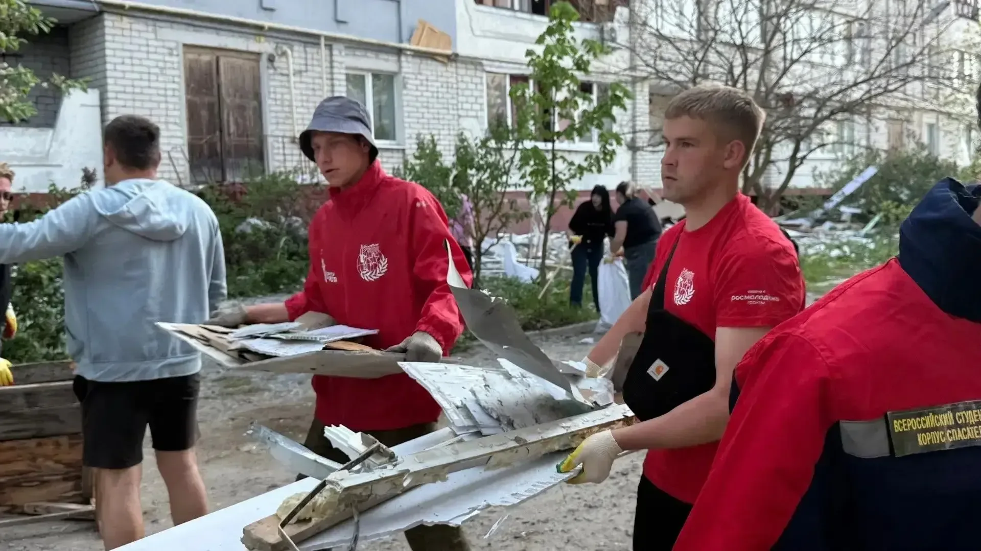 ⚡️ Волонтёры #МЫВМЕСТЕ помогли устранить последствия атаки БПЛА в Брянске  После ударов по городу на