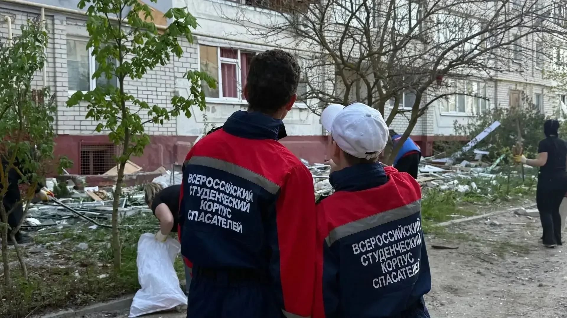 ⚡️ Волонтёры #МЫВМЕСТЕ помогли устранить последствия атаки БПЛА в Брянске  После ударов по городу на