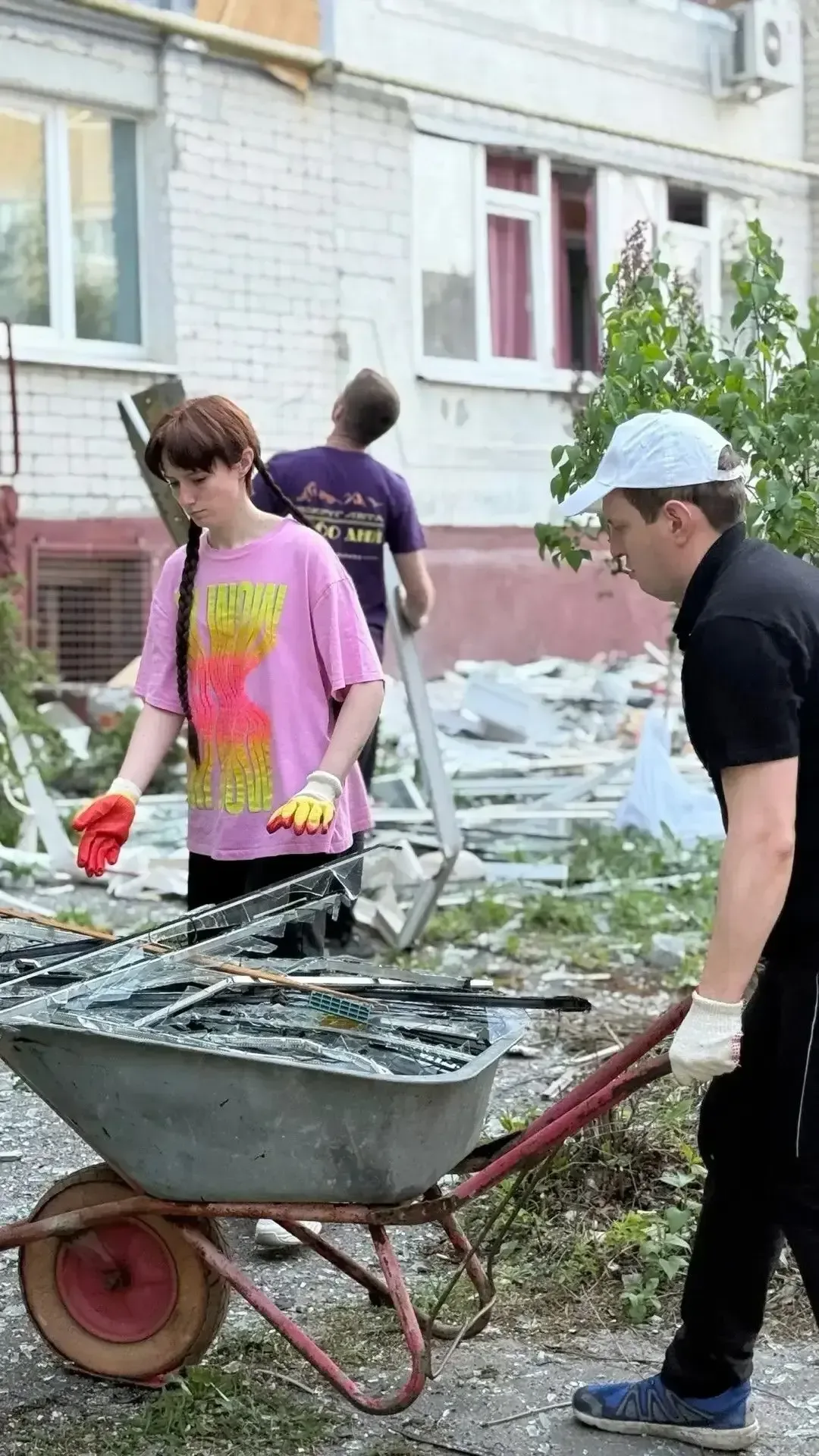 ⚡️ Волонтёры #МЫВМЕСТЕ помогли устранить последствия атаки БПЛА в Брянске  После ударов по городу на