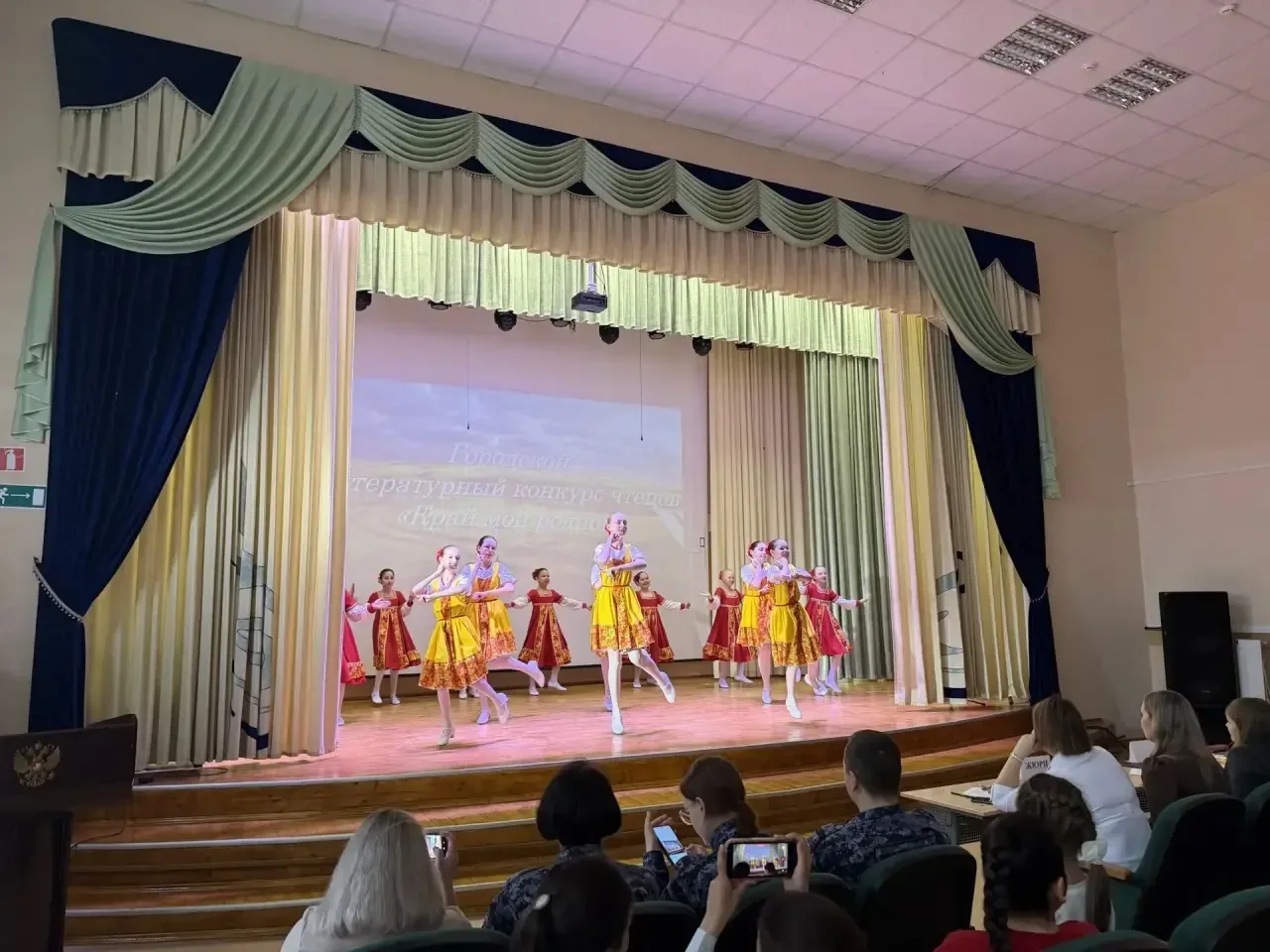🌟 15 мая в нашей школе состоялся городской литературный конкурс чтецов «Край мой родной»! 📚🎤  Этот к