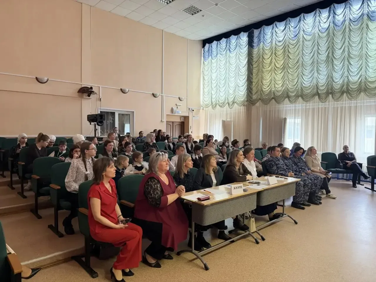 🌟 15 мая в нашей школе состоялся городской литературный конкурс чтецов «Край мой родной»! 📚🎤  Этот к