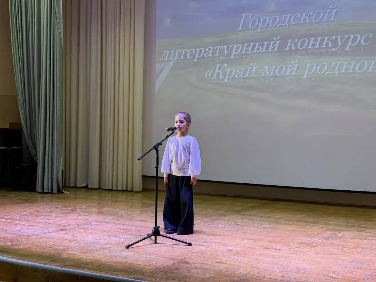 🌟 15 мая в нашей школе состоялся городской литературный конкурс чтецов «Край мой родной»! 📚🎤  Этот к