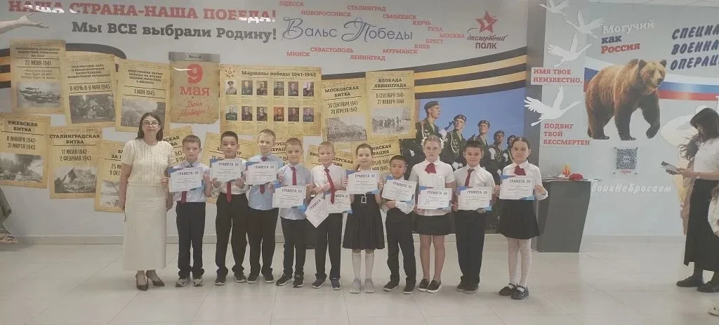 Традиционная торжественная линейка  поднятия флага по понедельникам!🇷🇺🇷🇺🇷🇺 НАГРАЖДЕНИЕ ОБУЧАЮЩИХСЯ М