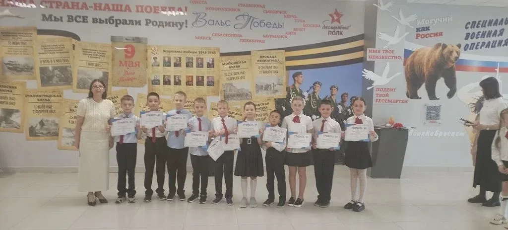 Традиционная торжественная линейка  поднятия флага по понедельникам!🇷🇺🇷🇺🇷🇺 НАГРАЖДЕНИЕ ОБУЧАЮЩИХСЯ М
