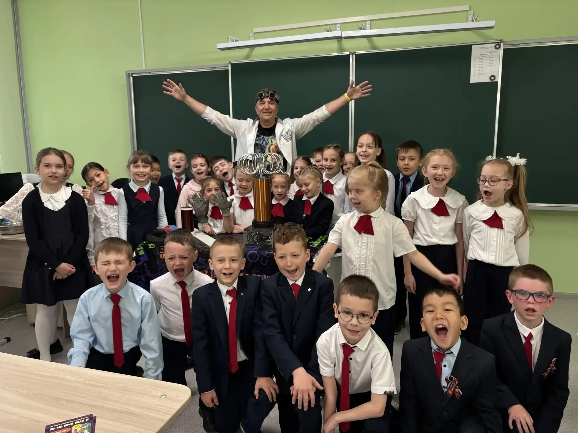 🎉 Тесла‑шоу в нашей школе: буря эмоций и живых впечатлений! 🎉  12 и 13 мая с огромным успехом прошло