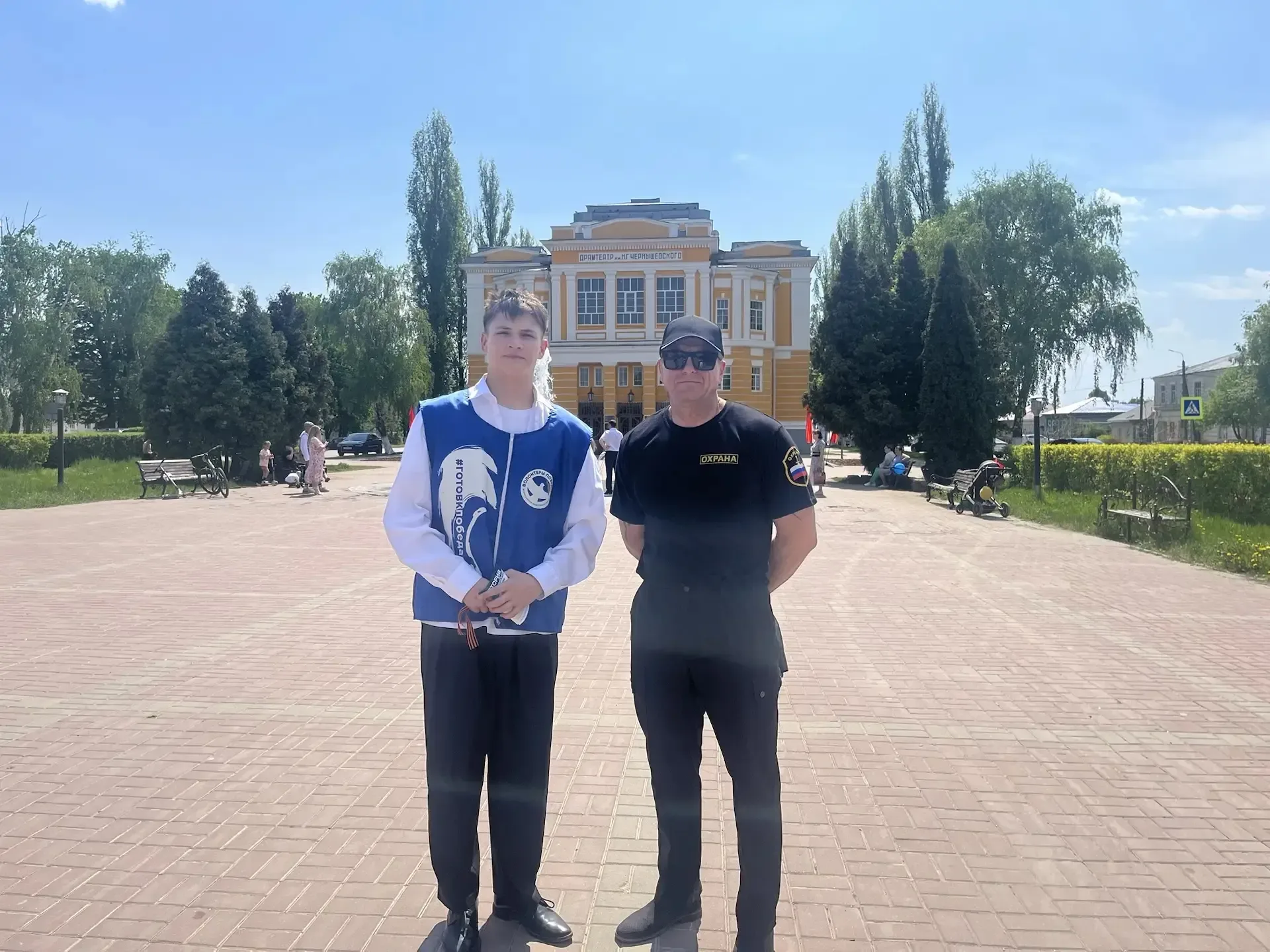 Волонтеры школы вместе с нашим выпускником Артëмом Рыбалкой приняли участие в акции «Георгиевская ле