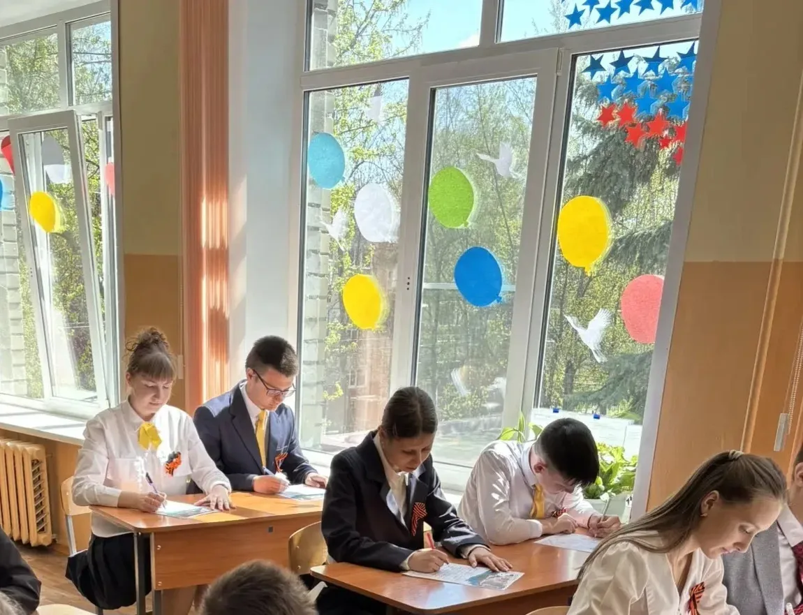📌Волонтёры Победы гимназии «САН» приняли участие в акции "Окна Победы"  В честь 81-й годовщины празд