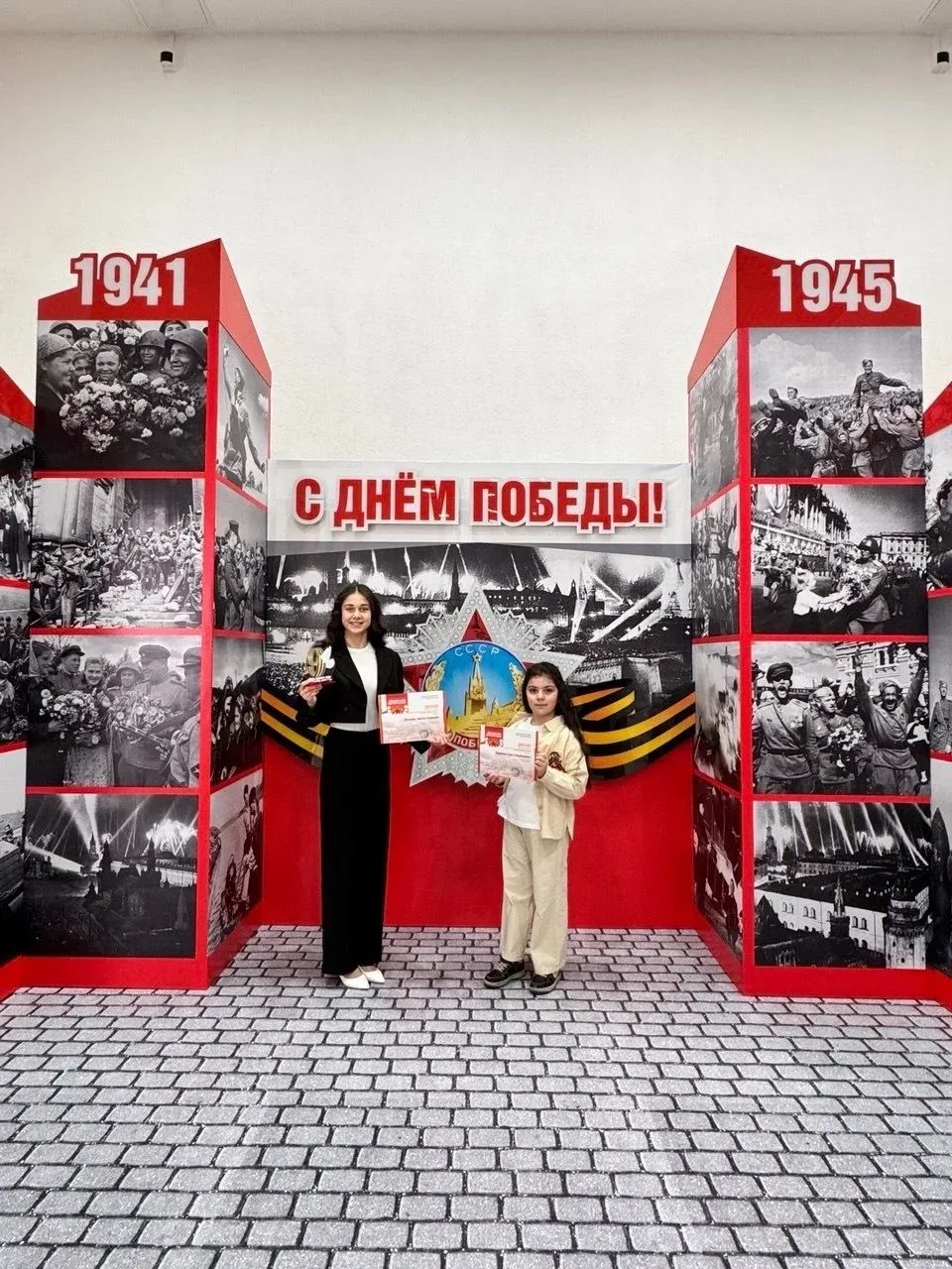 Дорогие друзья, мы начинаем рабочую неделю с поздравлений и оваций, разумеется! И снова фестиваль «Н