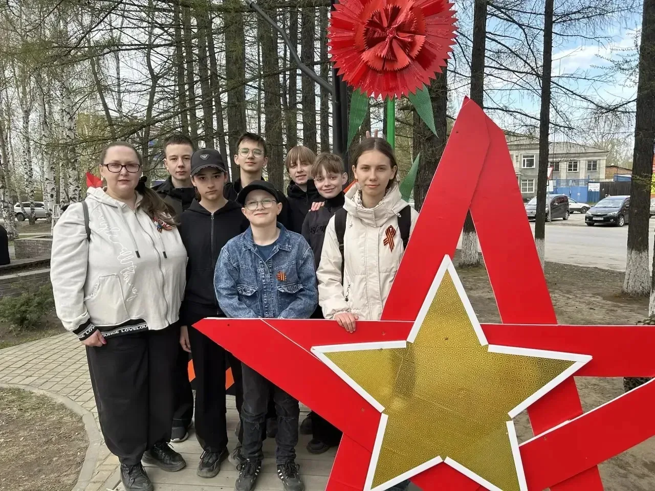 🎖Обучащиеся 6В класса вместе с родителями приняли активное участие в праздновании Дня Победы.   Они 