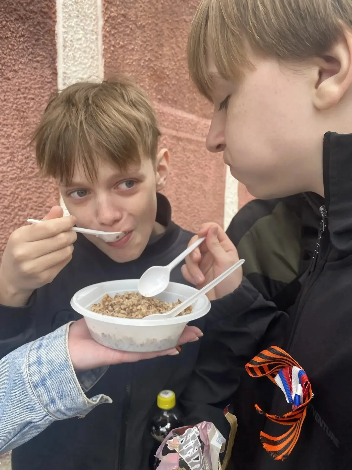 🎖Обучащиеся 6В класса вместе с родителями приняли активное участие в праздновании Дня Победы.   Они 