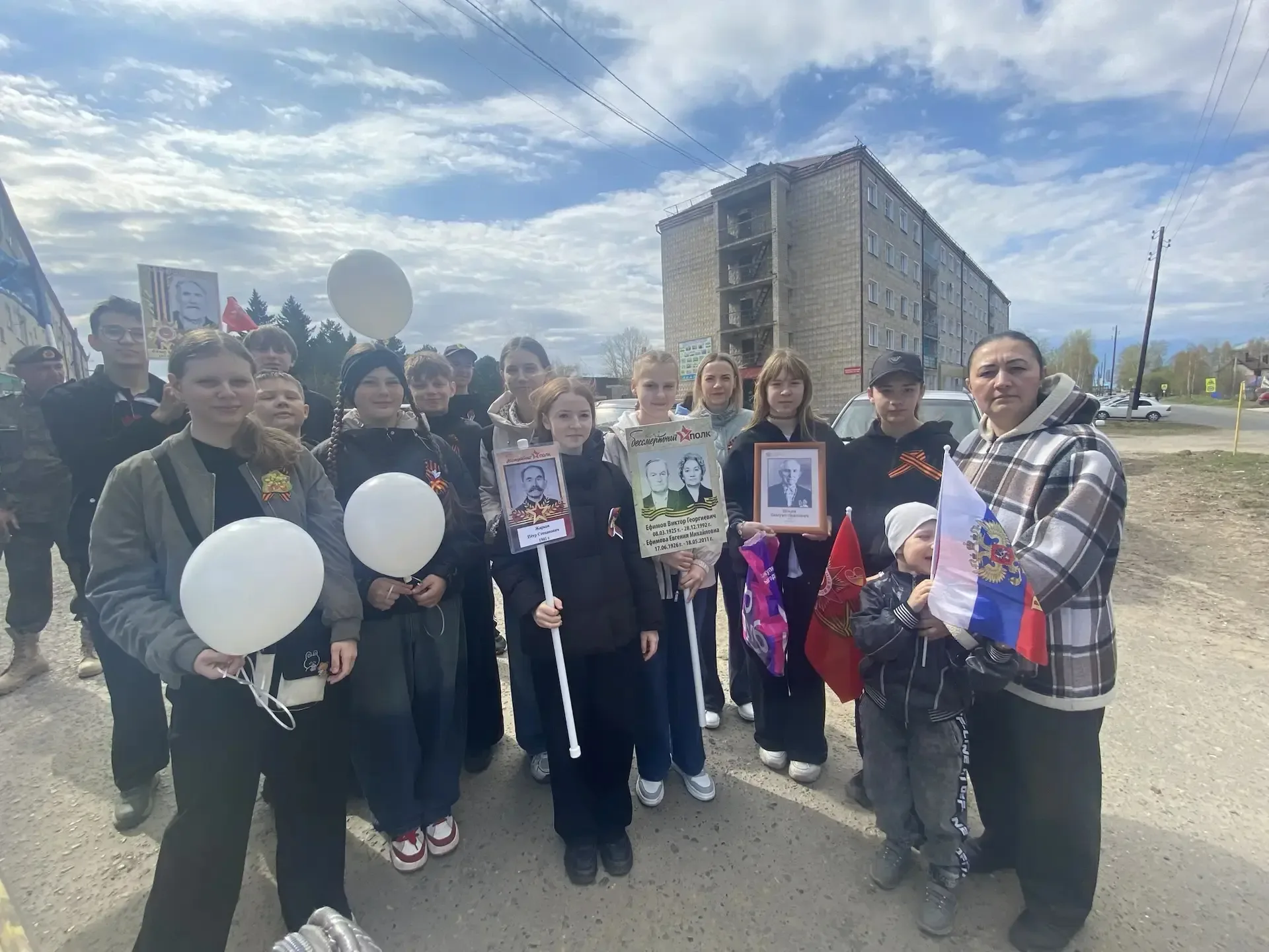 🎖Обучащиеся 6В класса вместе с родителями приняли активное участие в праздновании Дня Победы.   Они 