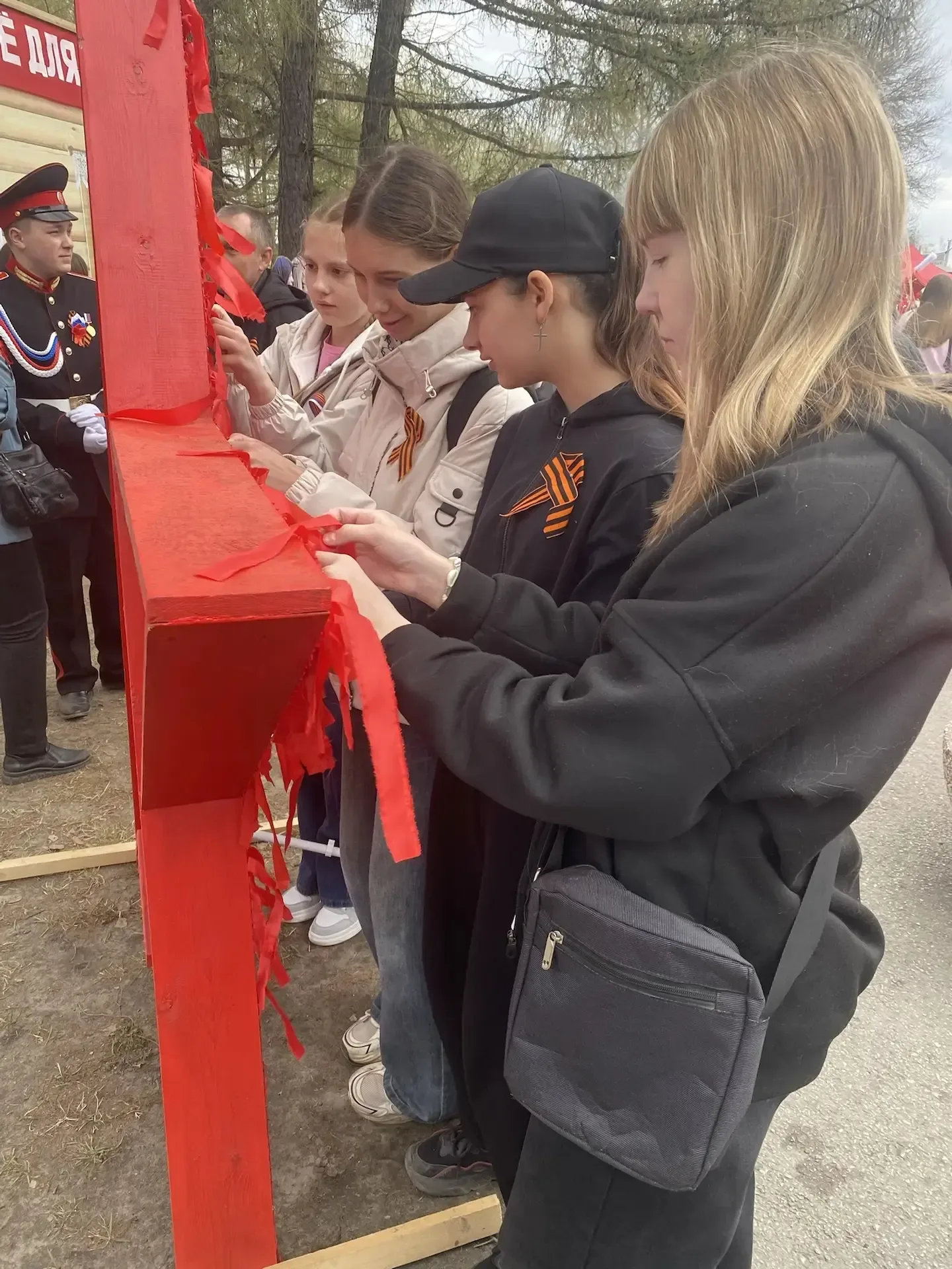🎖Обучащиеся 6В класса вместе с родителями приняли активное участие в праздновании Дня Победы.   Они 