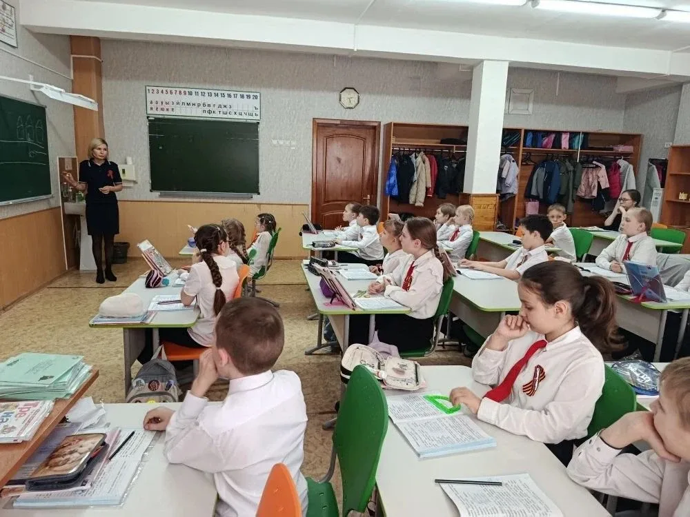 🚦 БЕЗОПАСНОСТЬ НА ДОРОГЕ: ВАЖНЫЙ РАЗГОВОР С ИНСПЕКТОРОМ 8 мая в преддверии праздничных дней инспекто
