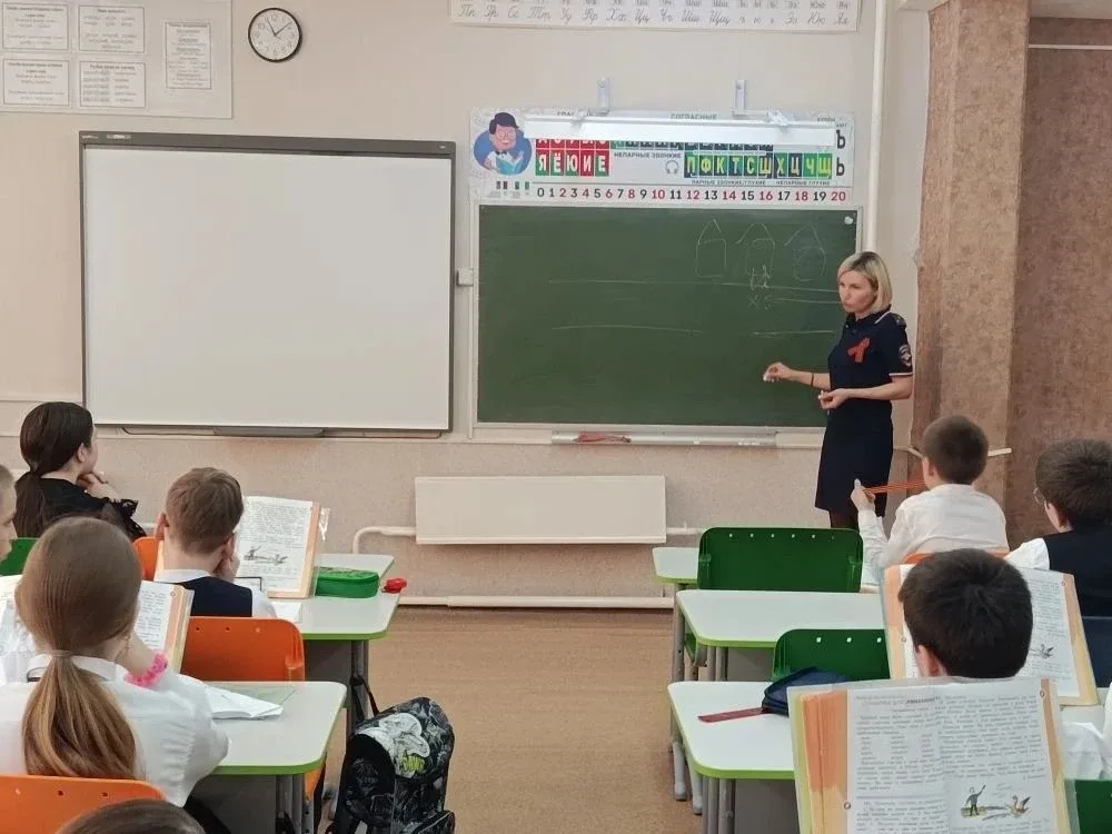 🚦 БЕЗОПАСНОСТЬ НА ДОРОГЕ: ВАЖНЫЙ РАЗГОВОР С ИНСПЕКТОРОМ 8 мая в преддверии праздничных дней инспекто