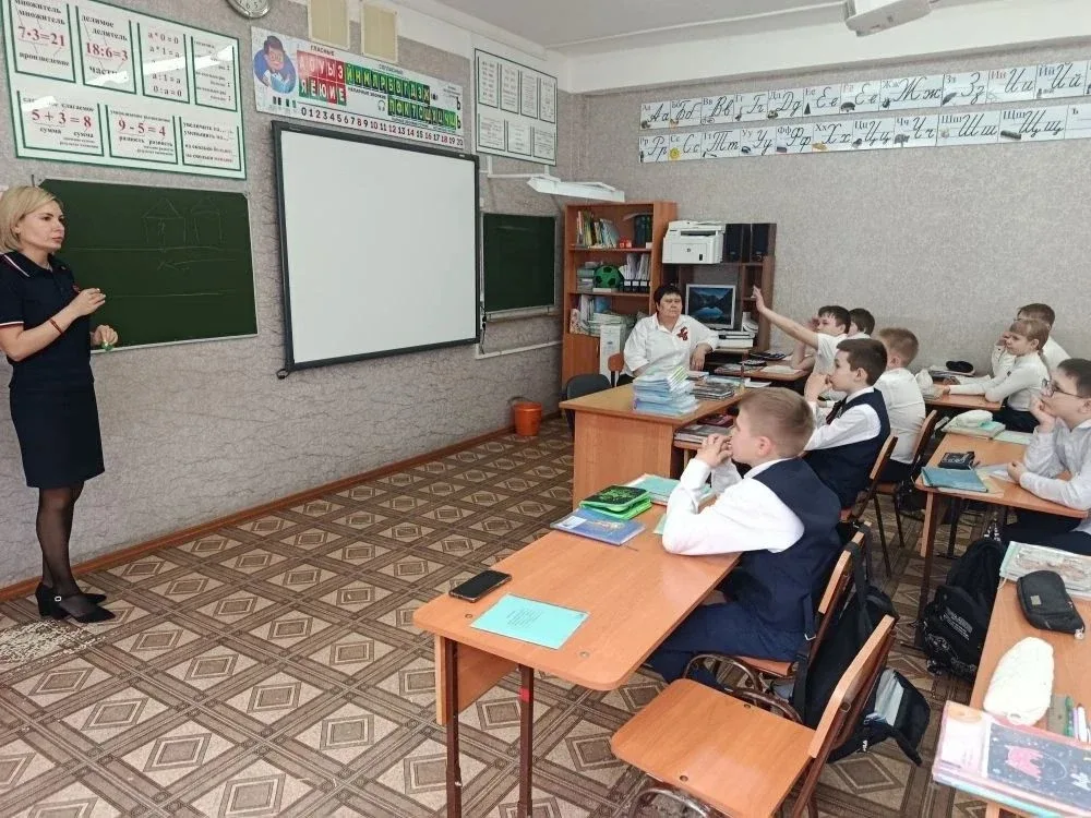 🚦 БЕЗОПАСНОСТЬ НА ДОРОГЕ: ВАЖНЫЙ РАЗГОВОР С ИНСПЕКТОРОМ 8 мая в преддверии праздничных дней инспекто