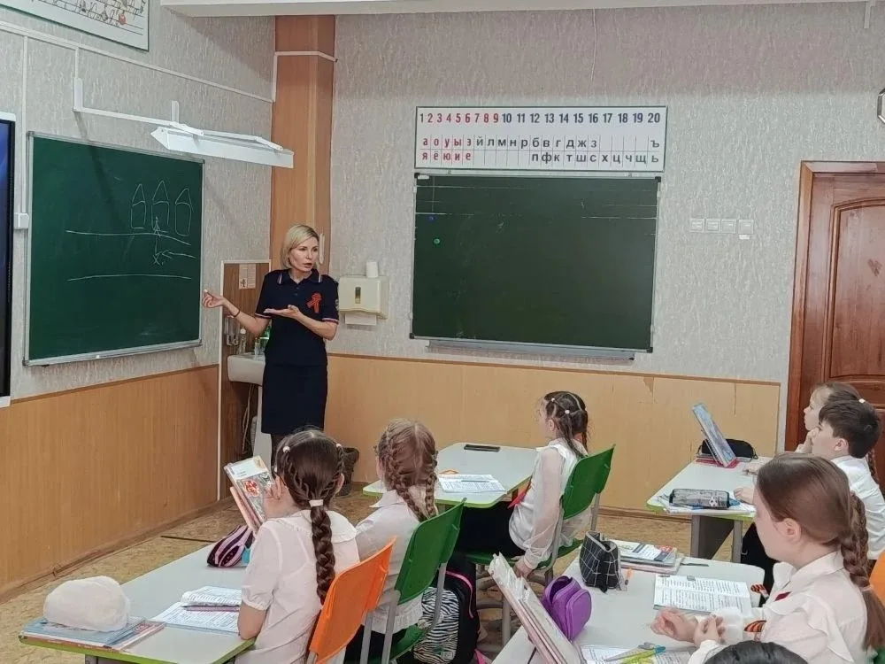 🚦 БЕЗОПАСНОСТЬ НА ДОРОГЕ: ВАЖНЫЙ РАЗГОВОР С ИНСПЕКТОРОМ 8 мая в преддверии праздничных дней инспекто