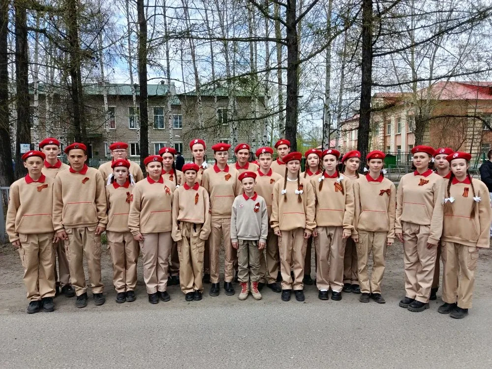 «Маяк» зажегся на параде 🎖️  9 мая волновались, чеканили шаг и гордились! Наш отряд «Маяк» прошел в 