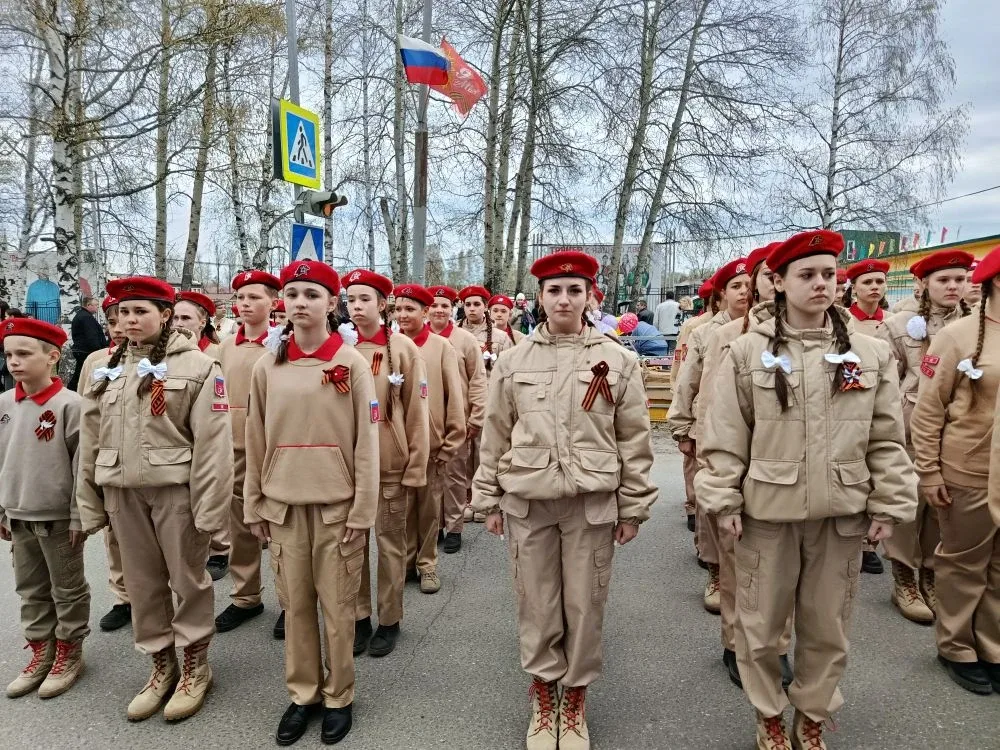 «Маяк» зажегся на параде 🎖️  9 мая волновались, чеканили шаг и гордились! Наш отряд «Маяк» прошел в 