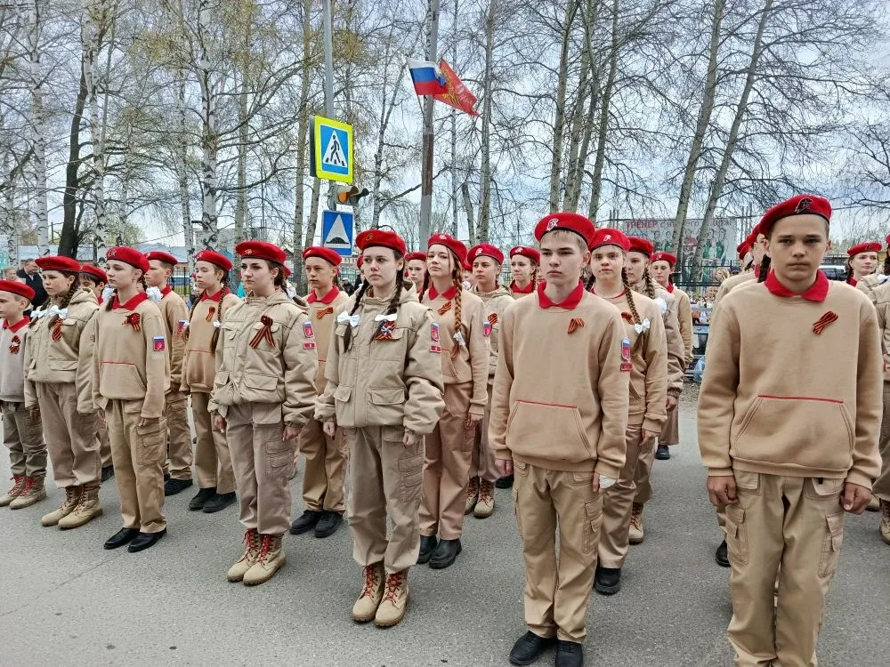 «Маяк» зажегся на параде 🎖️  9 мая волновались, чеканили шаг и гордились! Наш отряд «Маяк» прошел в 