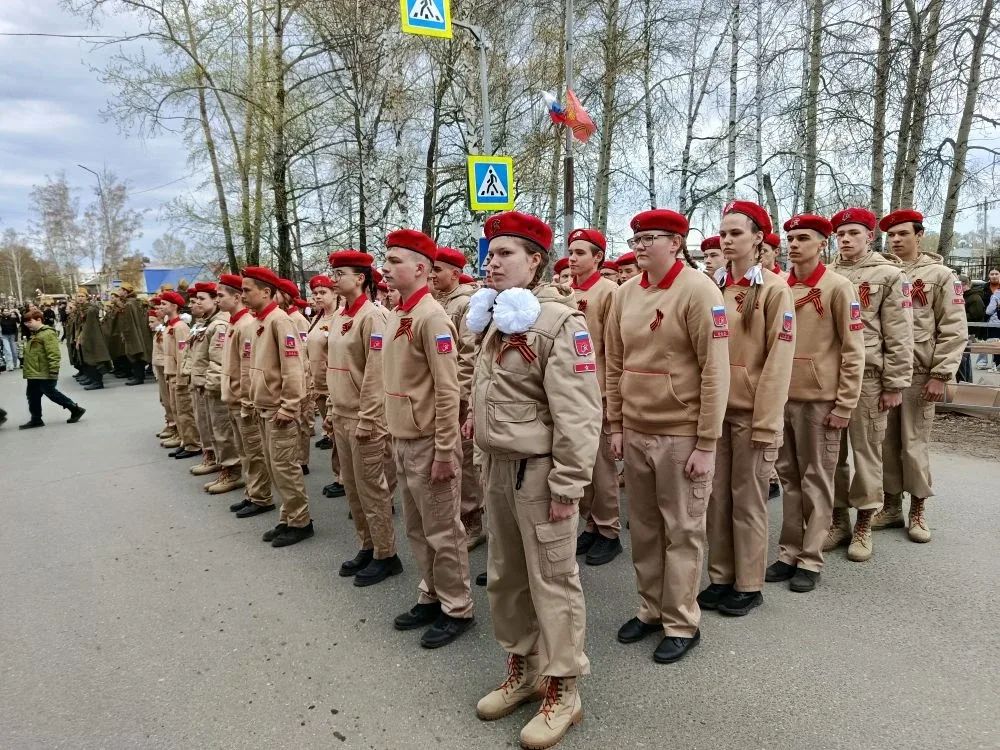 «Маяк» зажегся на параде 🎖️  9 мая волновались, чеканили шаг и гордились! Наш отряд «Маяк» прошел в 