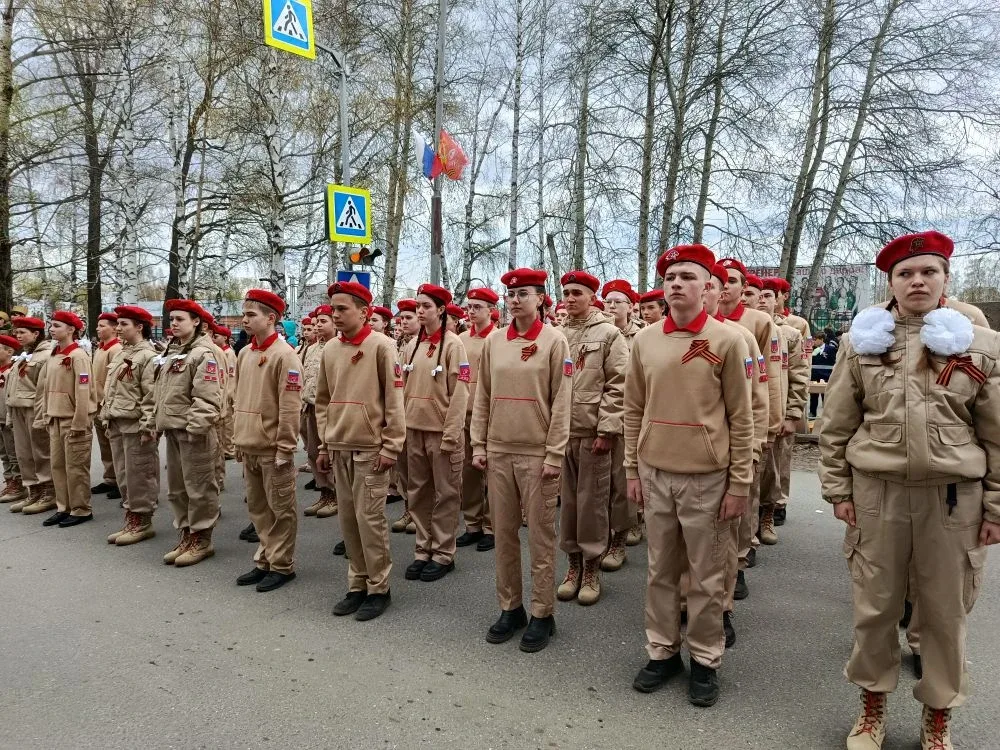 «Маяк» зажегся на параде 🎖️  9 мая волновались, чеканили шаг и гордились! Наш отряд «Маяк» прошел в 
