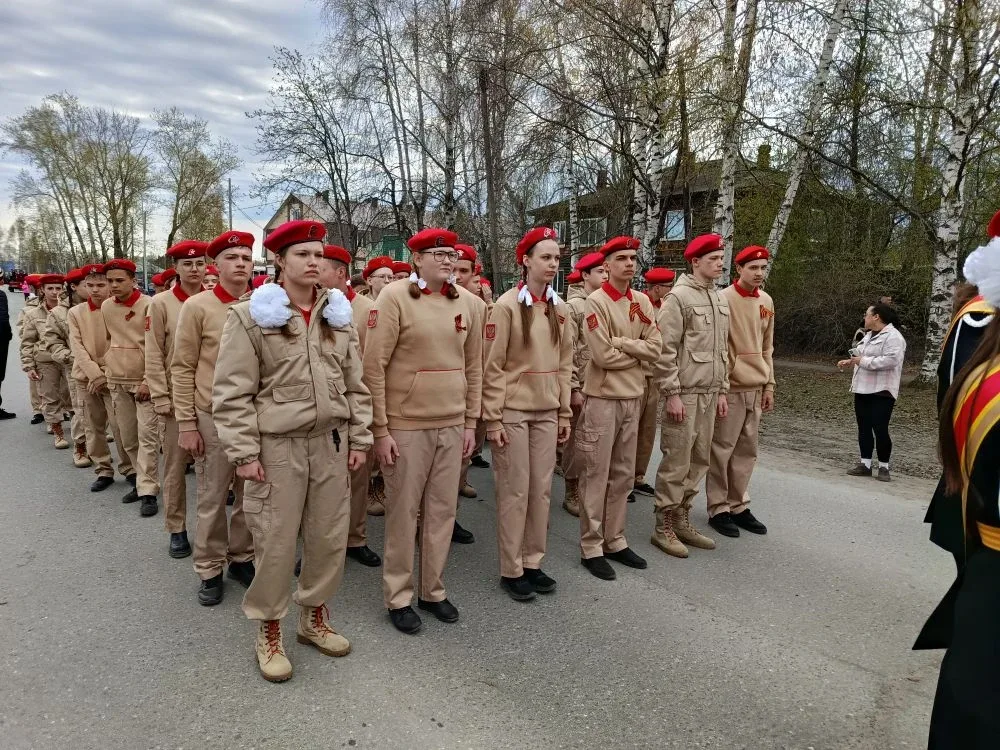 «Маяк» зажегся на параде 🎖️  9 мая волновались, чеканили шаг и гордились! Наш отряд «Маяк» прошел в 