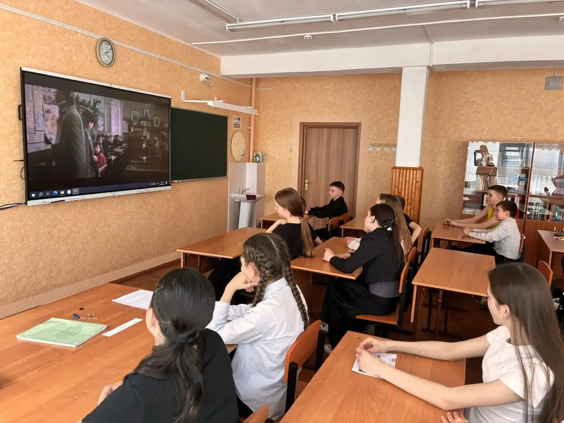 🎥 Кино как урок жизни В рамках месячника психологической безопасности в нашей школе прошли тематичес