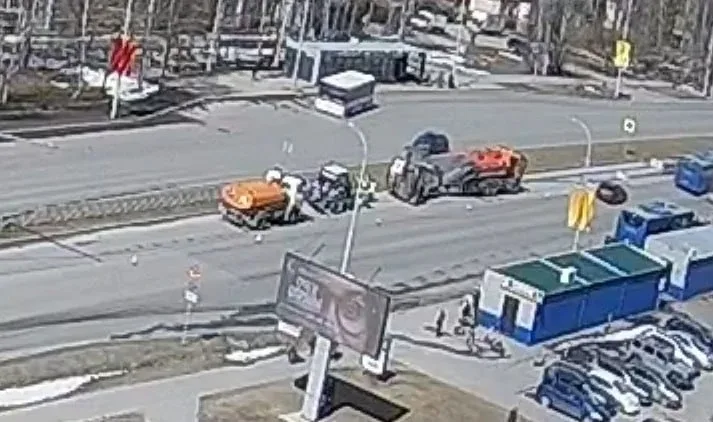 На проспекте Ленина в Сургуте проводят работы по устранению колеи.  В администрации города сообщили,