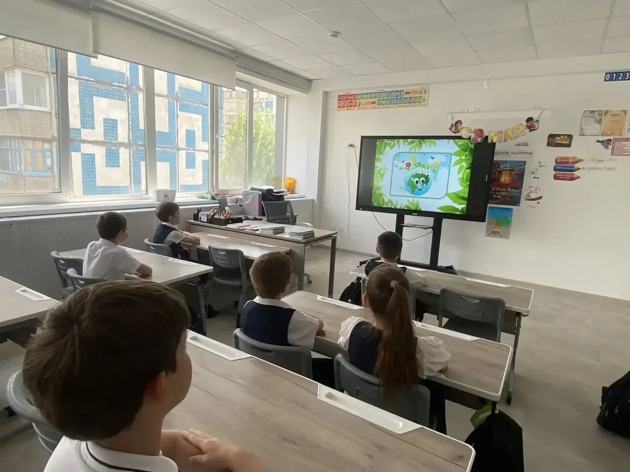 Сегодня в нашей школе — настоящий праздник добра и экологии! 🌱   В День эколят ученики 1-11 классов: