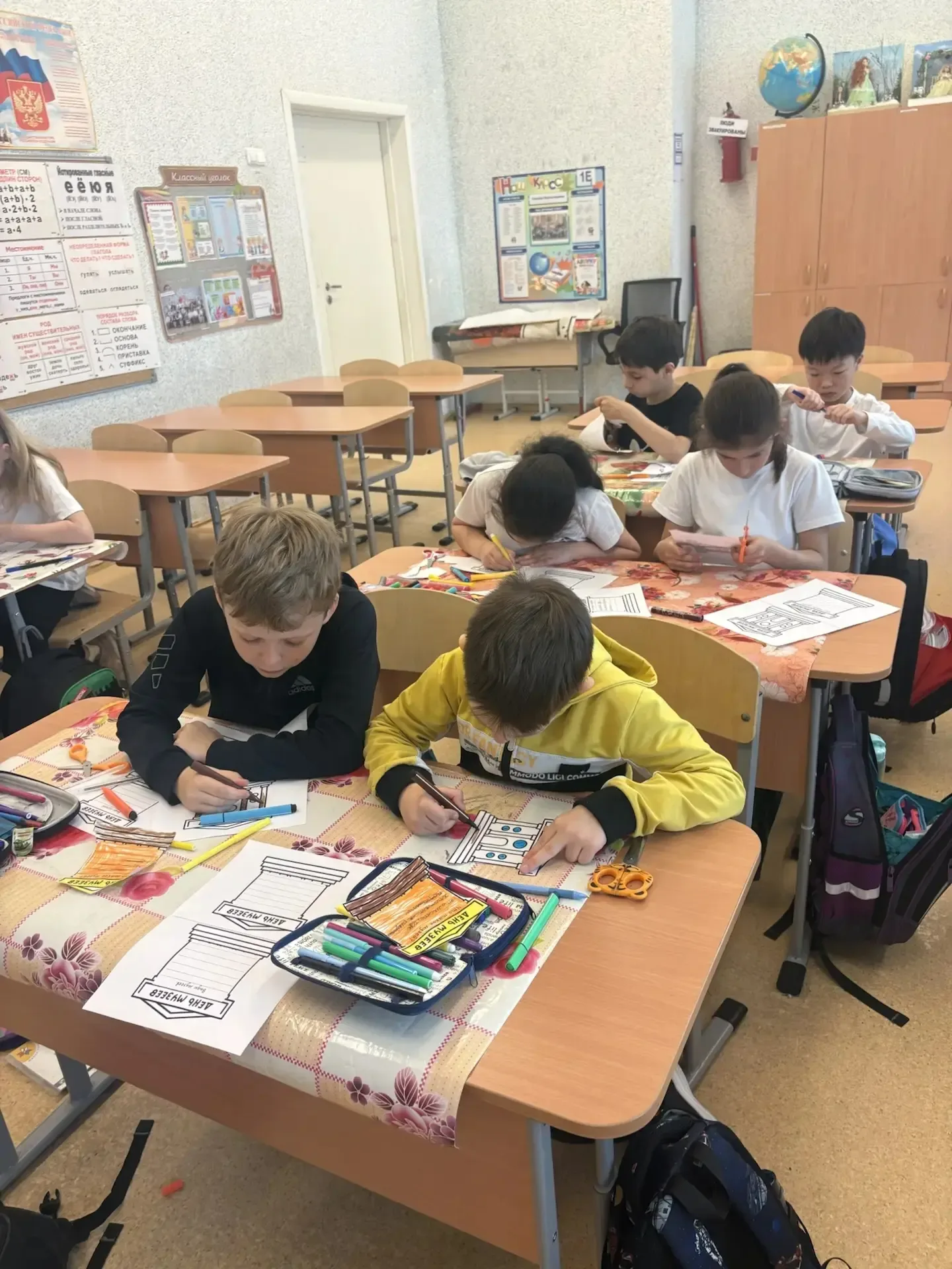 🎨 В 1Е классе прошло творческое занятие, посвящённое Дню музея.  В преддверии Дня музея ученики 1Е к