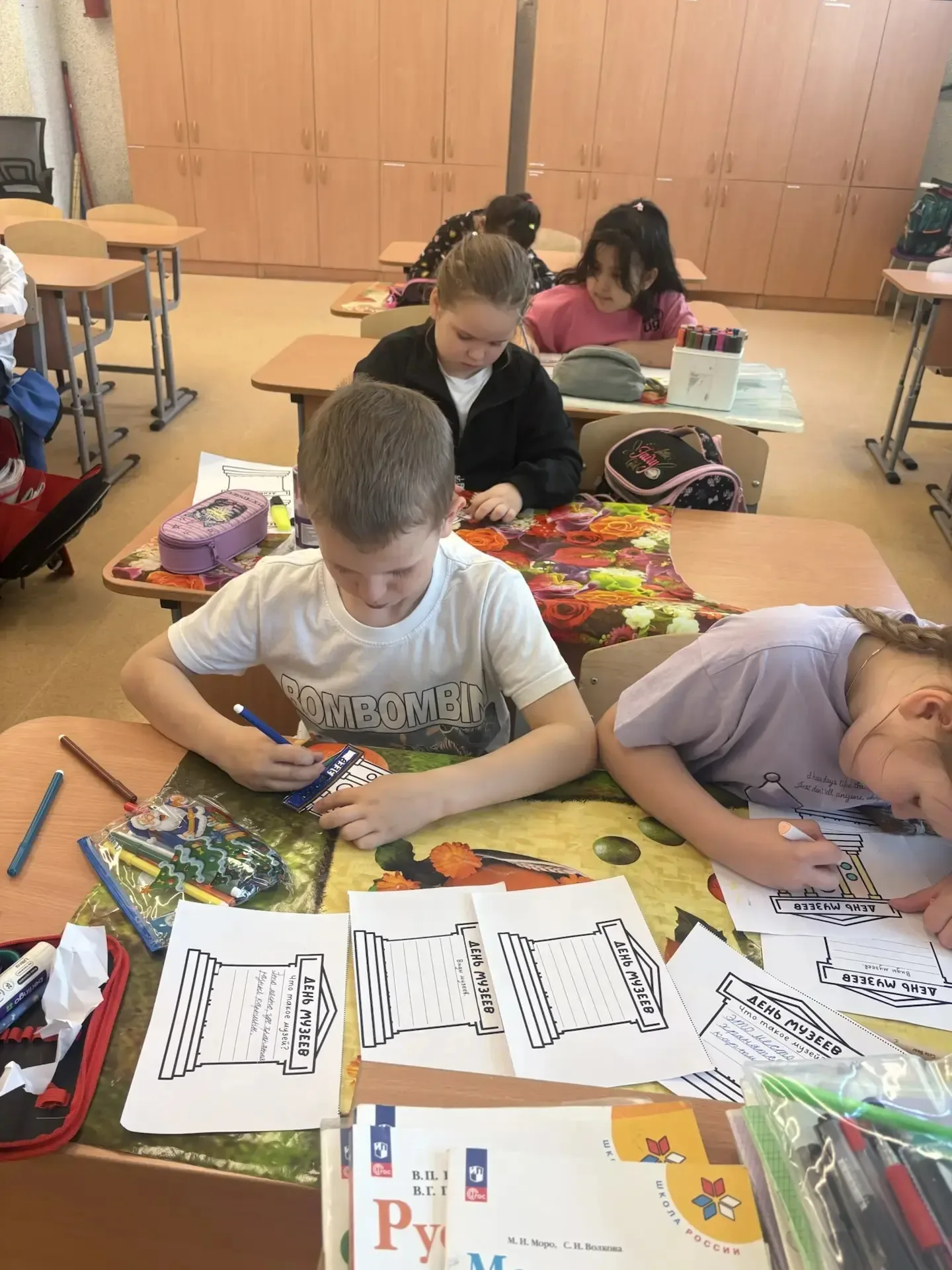 🎨 В 1Е классе прошло творческое занятие, посвящённое Дню музея.  В преддверии Дня музея ученики 1Е к