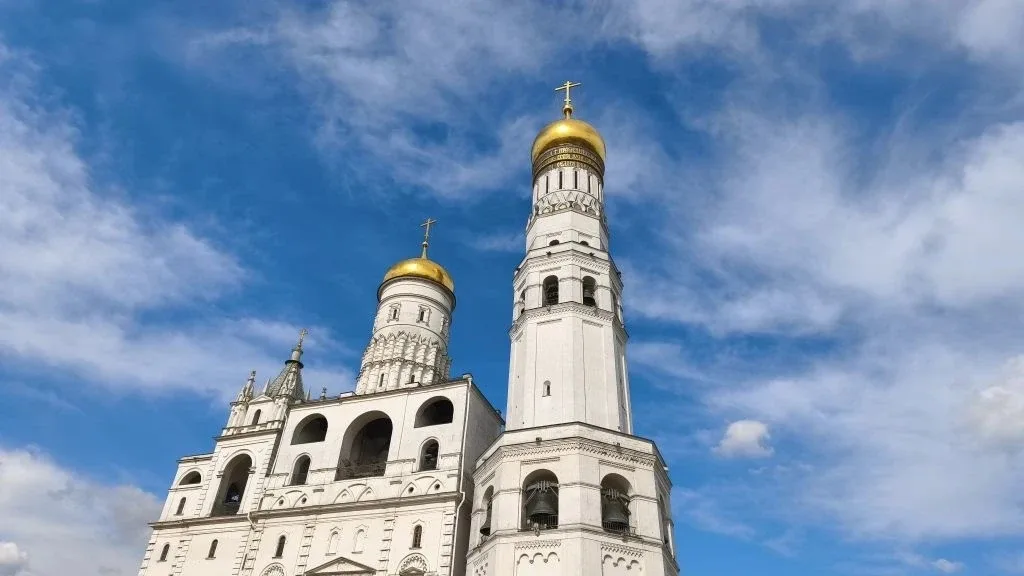 🏰 Обзорная экскурсия по Кремлю для 3В класса Ученики 3В класса вместе с классным руководителем Лаевс
