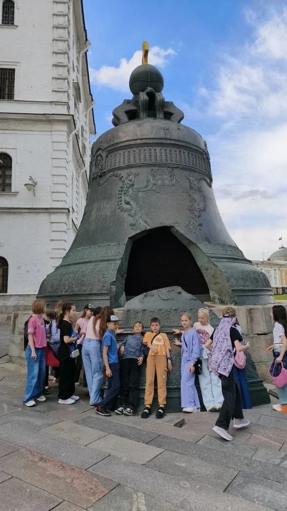 🏰 Обзорная экскурсия по Кремлю для 3В класса Ученики 3В класса вместе с классным руководителем Лаевс