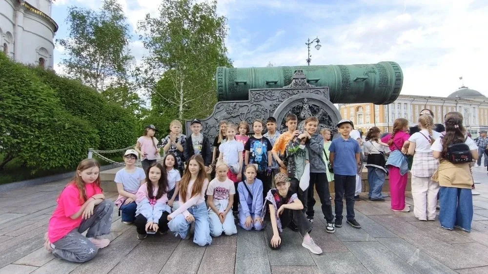 🏰 Обзорная экскурсия по Кремлю для 3В класса Ученики 3В класса вместе с классным руководителем Лаевс
