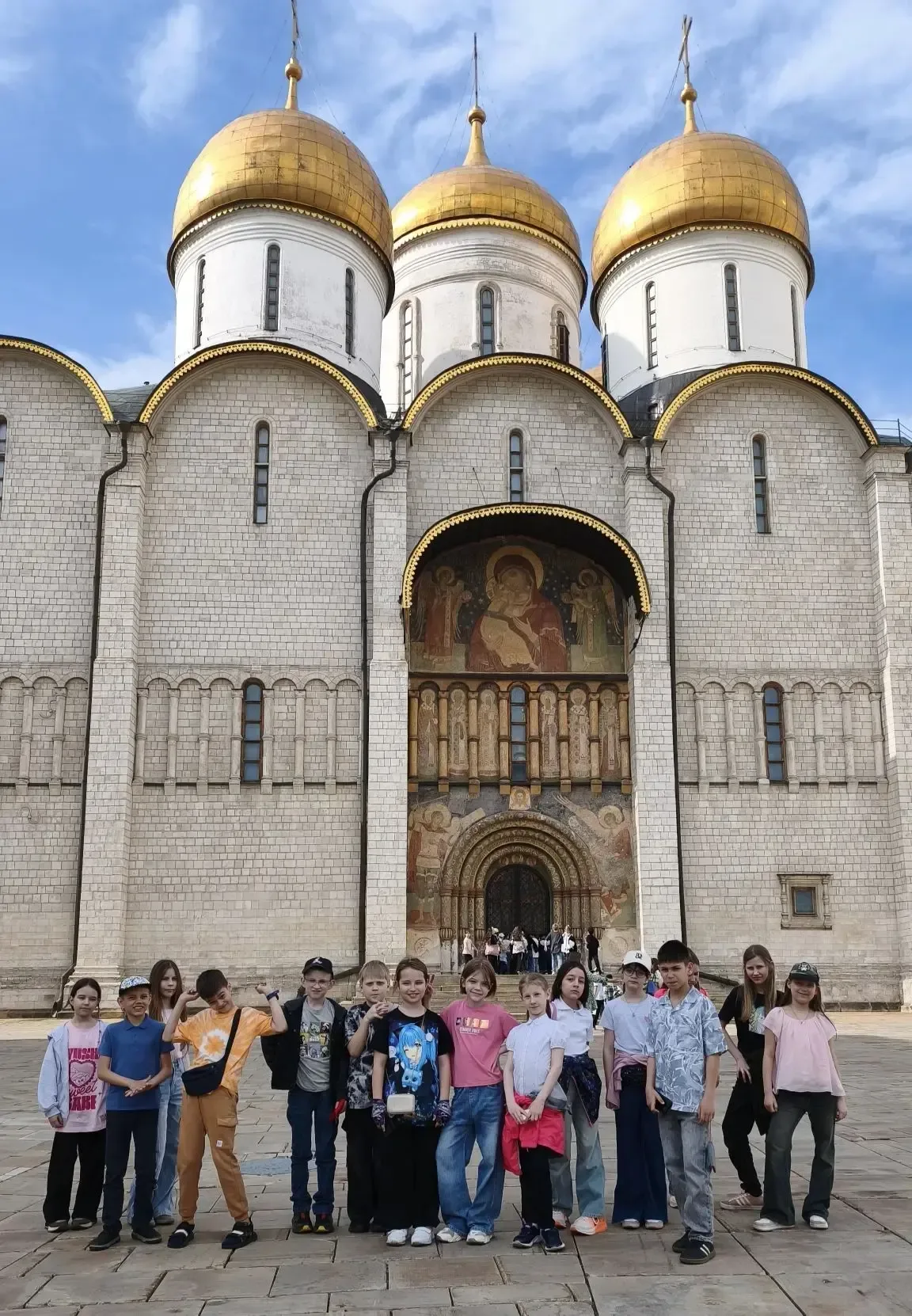 🏰 Обзорная экскурсия по Кремлю для 3В класса Ученики 3В класса вместе с классным руководителем Лаевс