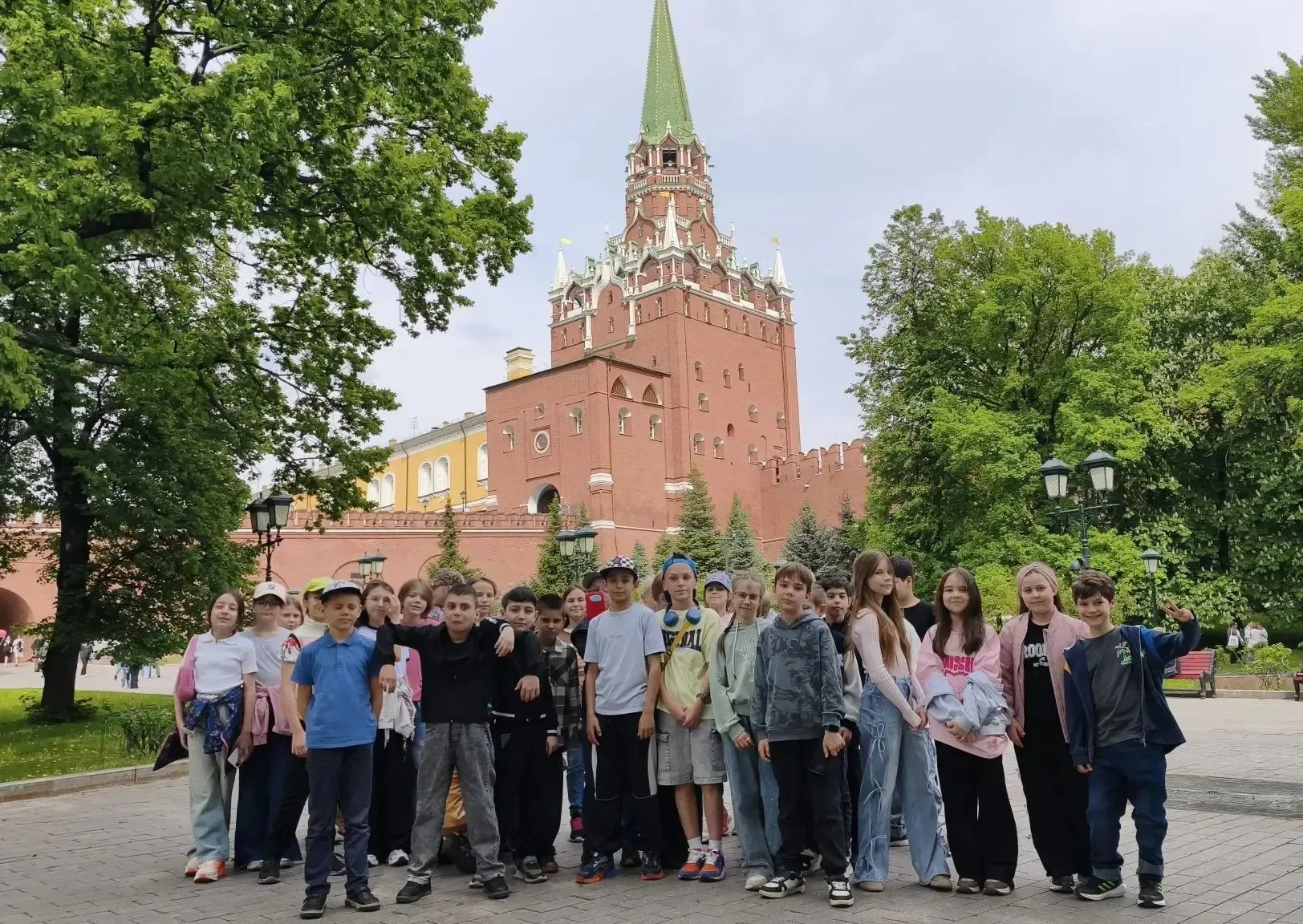 🏰 Обзорная экскурсия по Кремлю для 3В класса Ученики 3В класса вместе с классным руководителем Лаевс