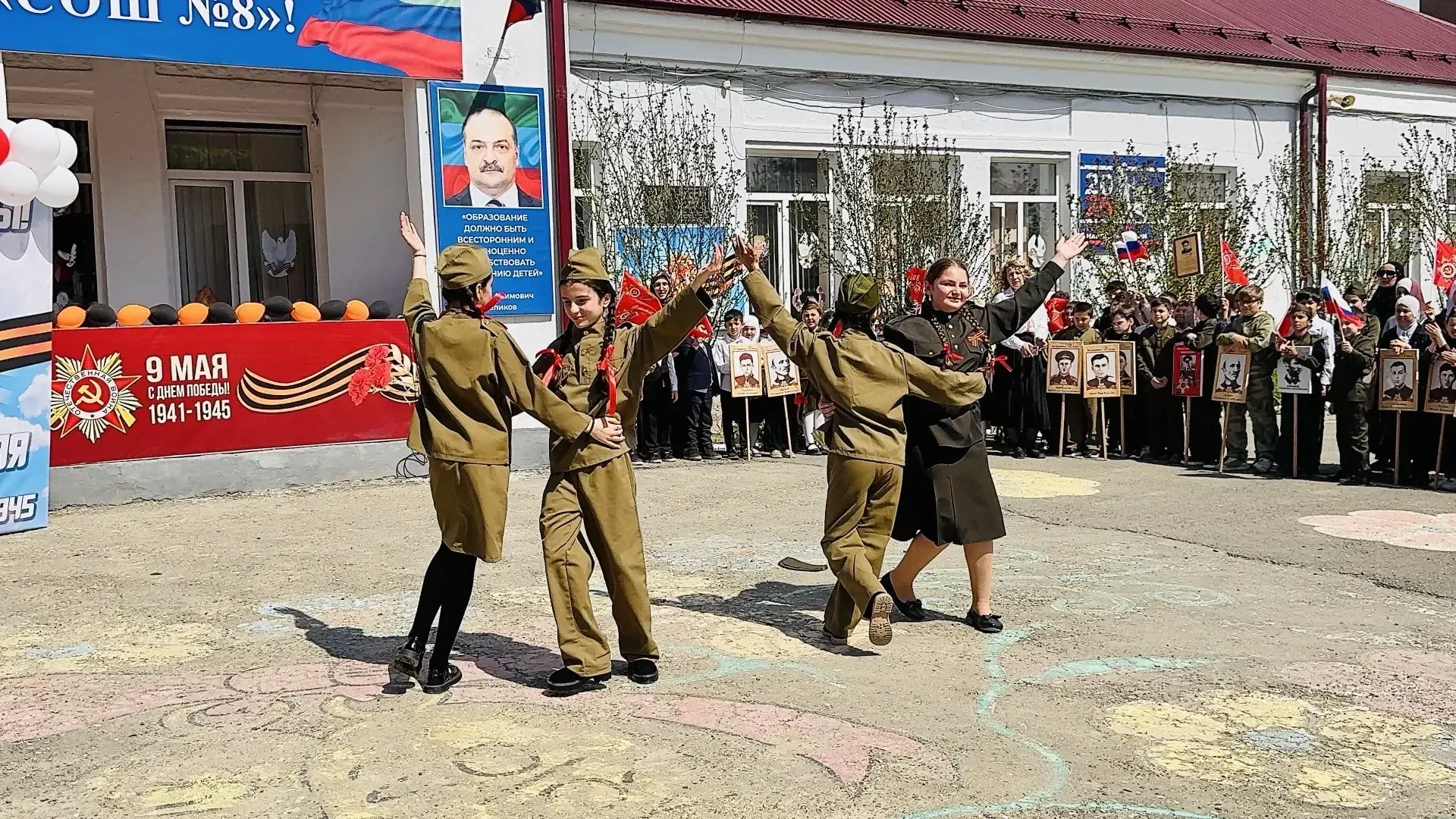 В преддверии Дня Победы в МКОУ "СОШ№8" состоялась торжественная линейка, приуроченная к 81‑й годовщи