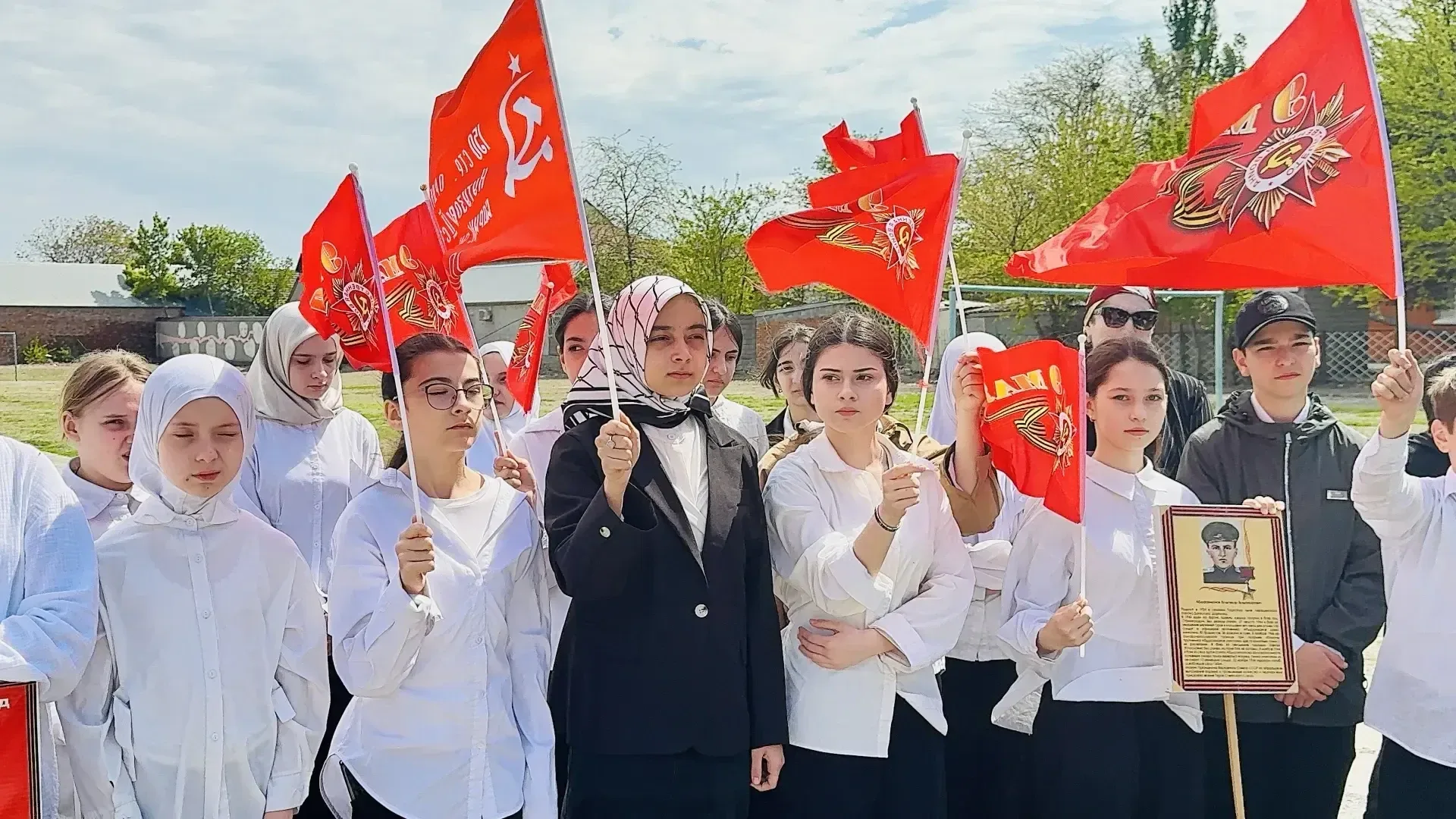 В преддверии Дня Победы в МКОУ "СОШ№8" состоялась торжественная линейка, приуроченная к 81‑й годовщи