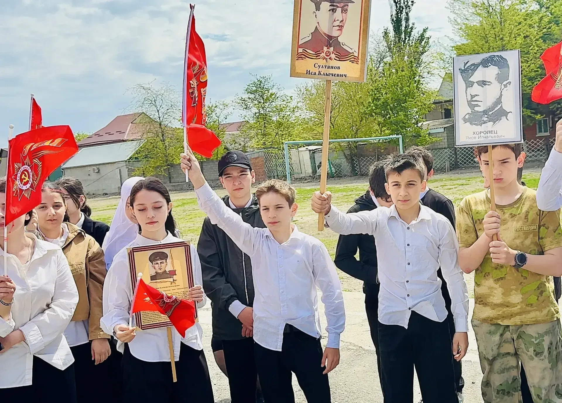 В преддверии Дня Победы в МКОУ "СОШ№8" состоялась торжественная линейка, приуроченная к 81‑й годовщи
