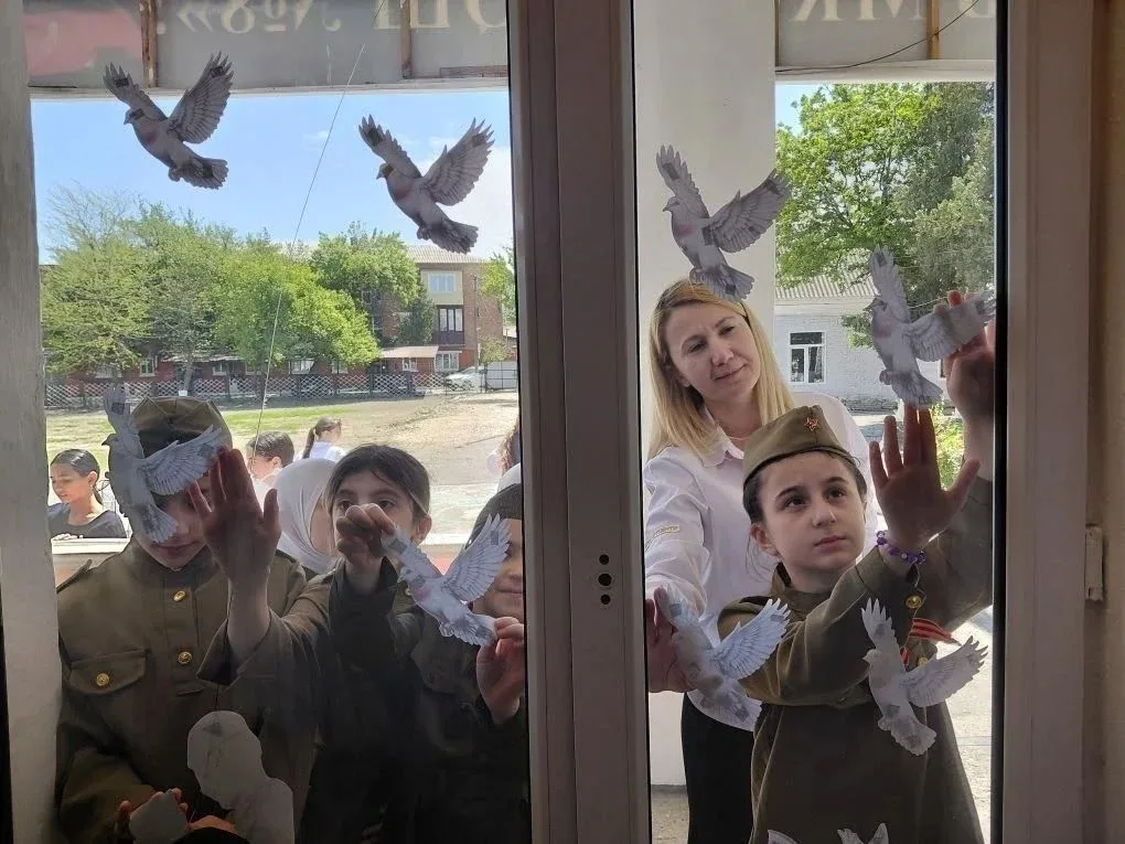 "ОКНА ПОБЕДЫ" В МКОУ "СОШ 8"Есть события, память о которых не меркнет сквозь годы. В преддверии вели