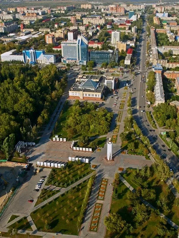 Площадь Памяти и улица Мельникайте сняли с высоты в 2010 году  В августе 2010 года фотограф П. Жилин