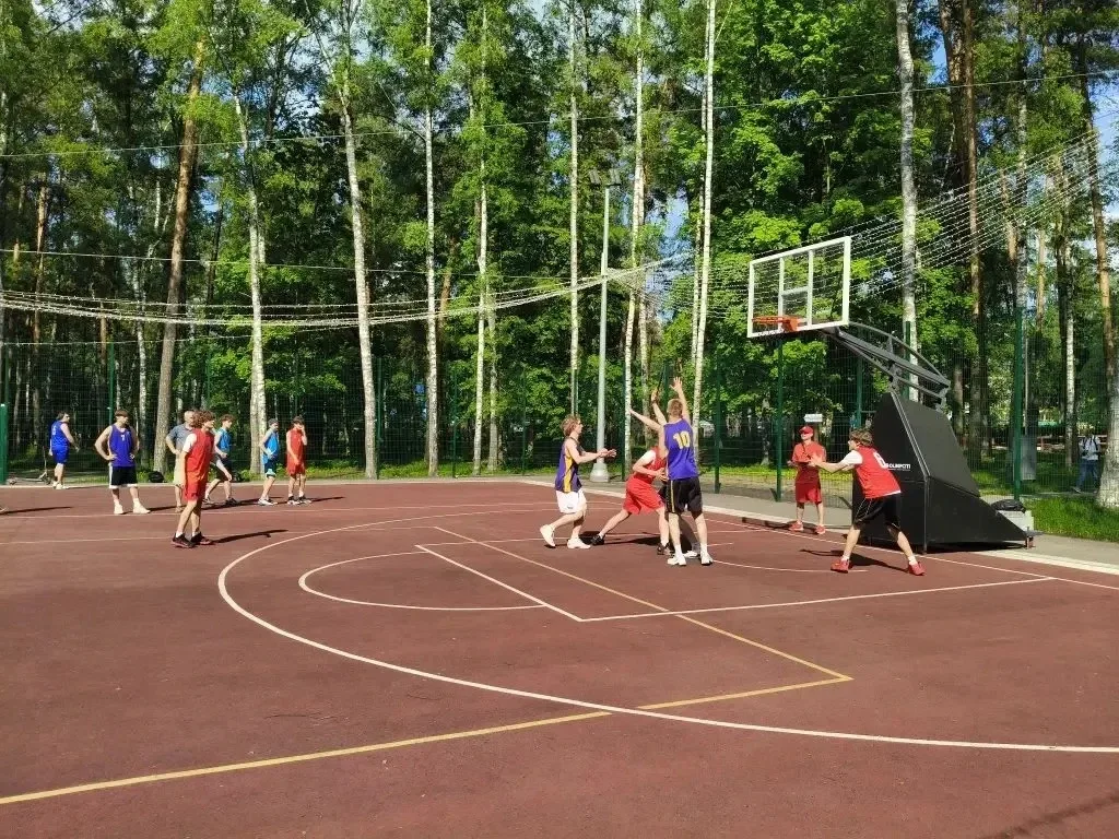 В прошедшие выходные в Городском парке прошли соревнования по стритболу среди команд школьной спорти