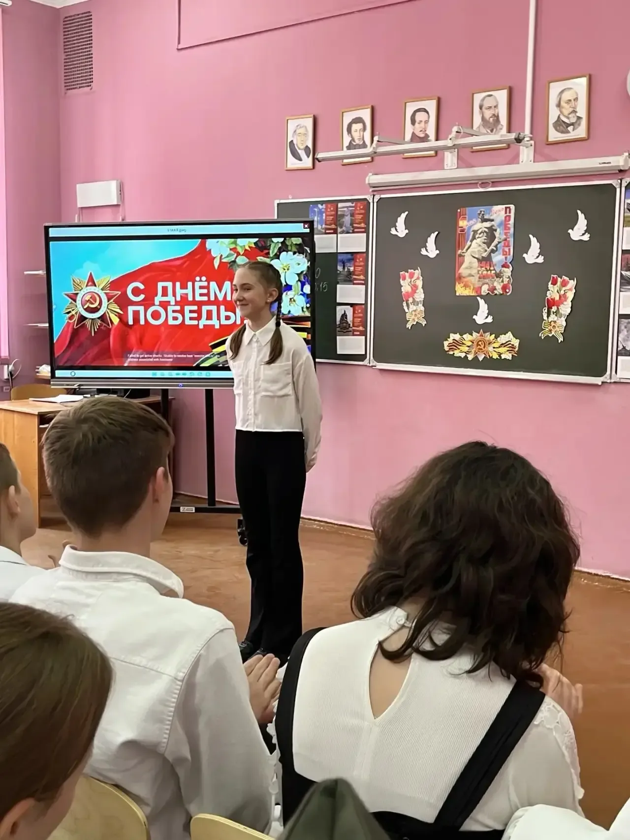 Наши ученики сегодня приняли участие в акции "Стихи Победы". Это мероприятие -  возможность сказать 
