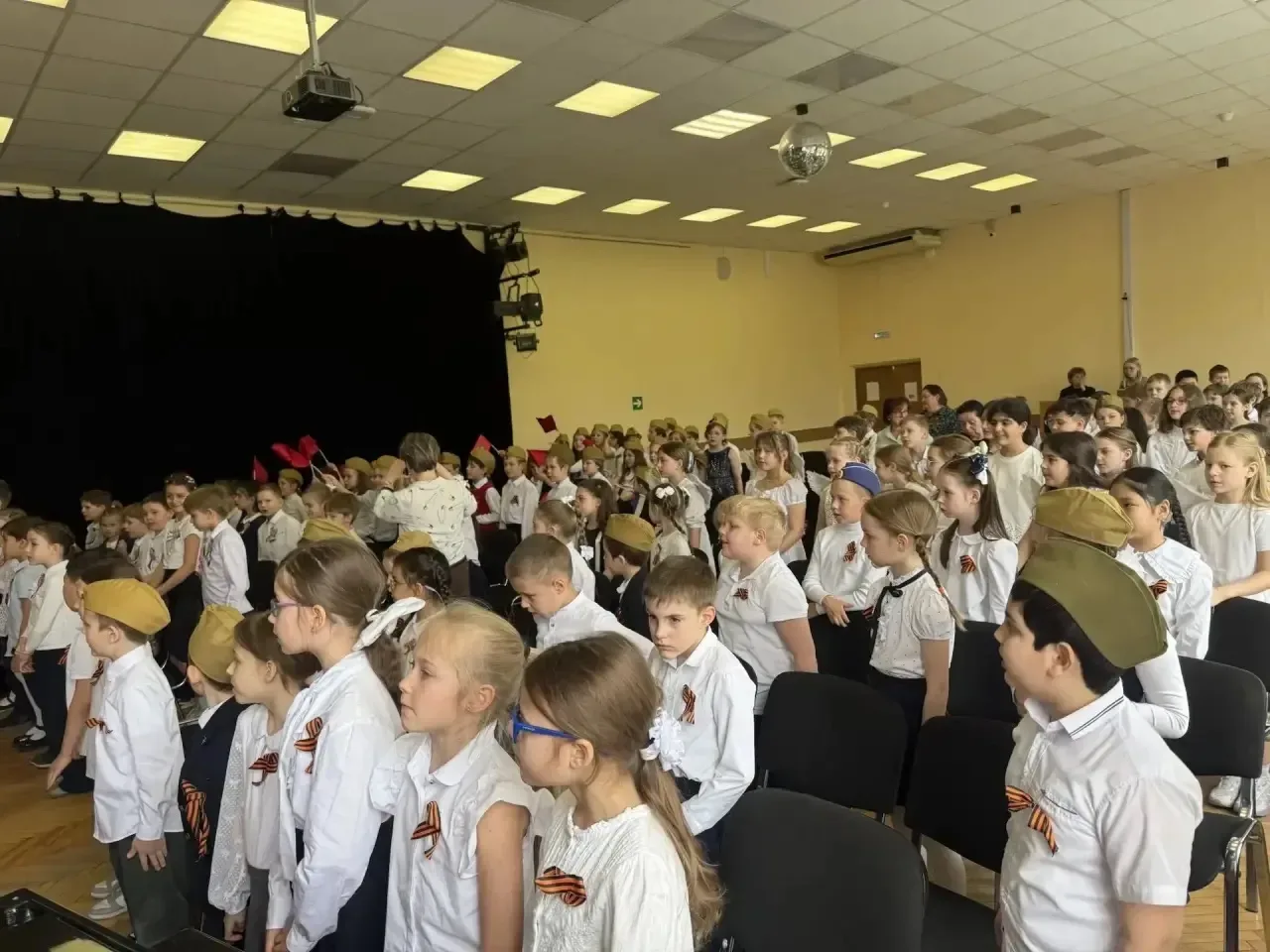 Праздничный концерт ко Дню Победы в начальной школе 🎗️  В здании в Большом Козихинском переулке прош