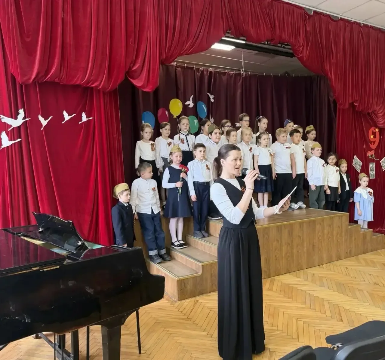 Праздничный концерт ко Дню Победы в начальной школе 🎗️  В здании в Большом Козихинском переулке прош