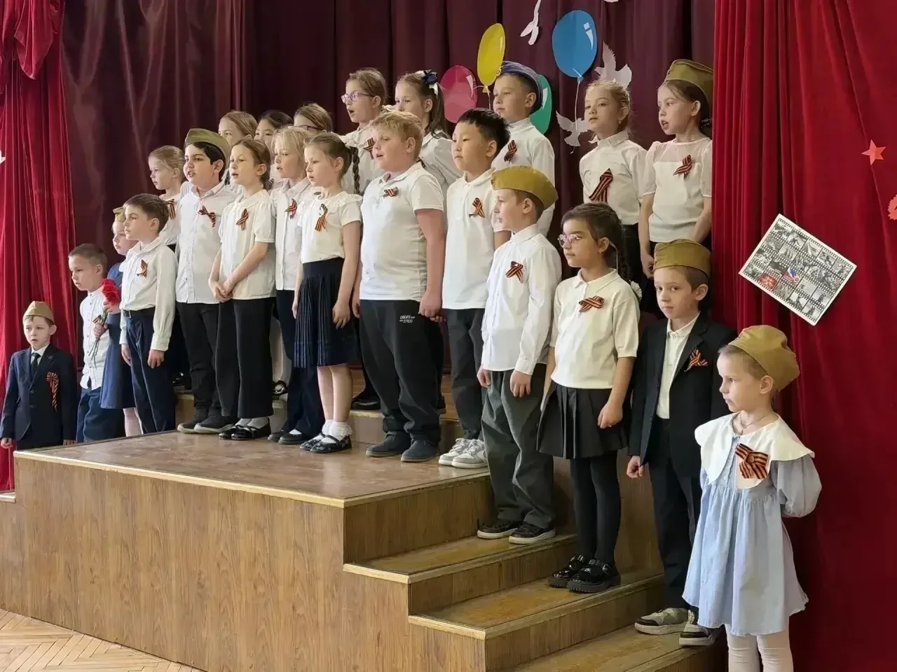 Праздничный концерт ко Дню Победы в начальной школе 🎗️  В здании в Большом Козихинском переулке прош