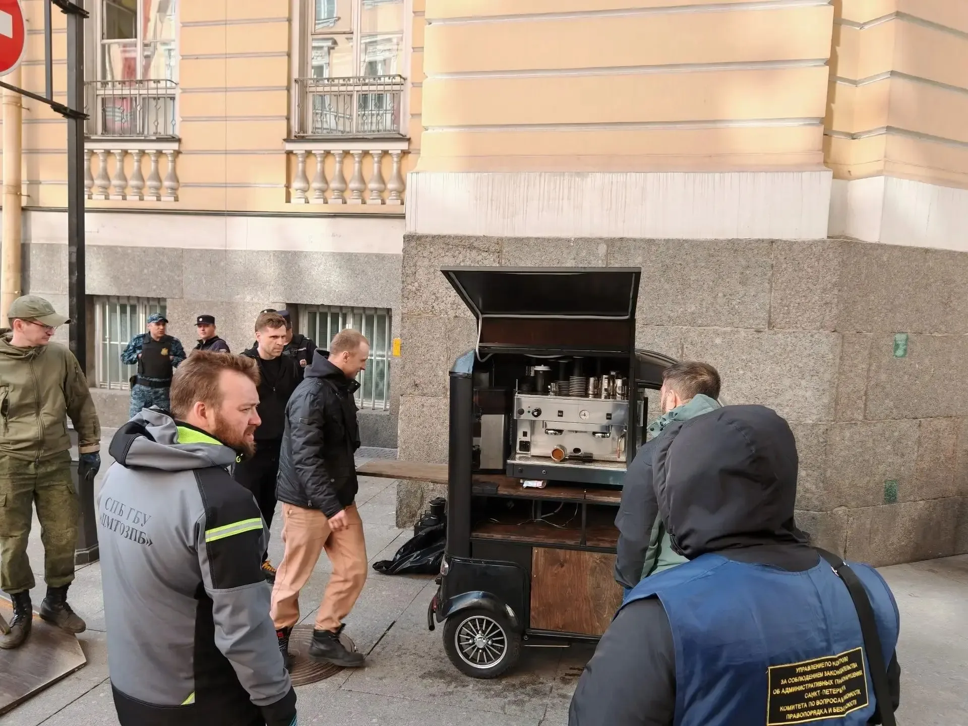 ⚔️ Незаконная торговля пресечена в трех районах Петербурга  Сотрудниками Комитета проведены плановые