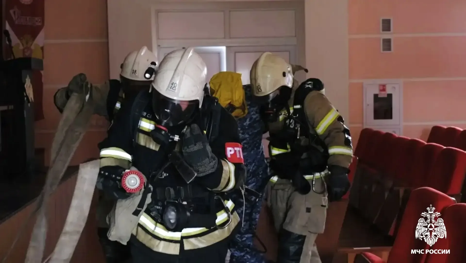 🔥Огонь по расписанию: калмыцкие огнеборцы отработали взаимодействие с Росгвардией  🔹Дым в зрительном